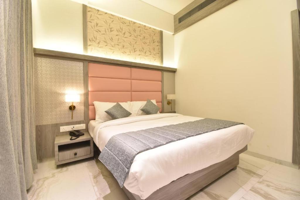 Glitz Hotels La Dahlia - Premium Thane Exterior photo