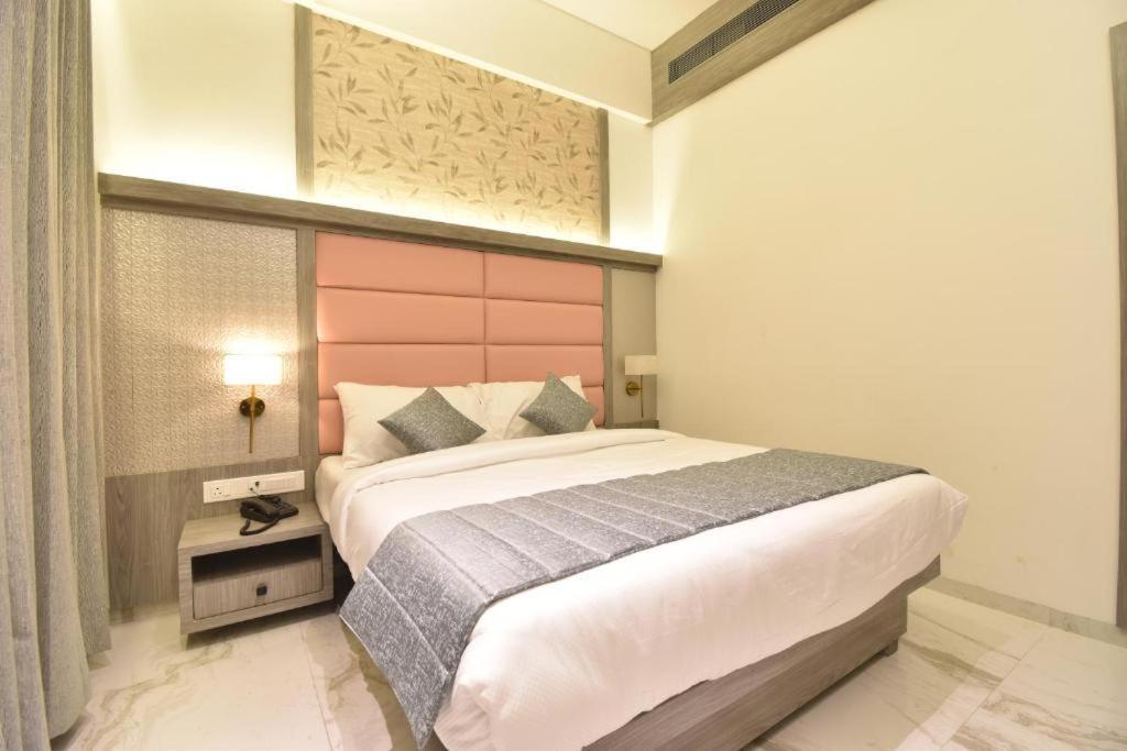 Glitz Hotels La Dahlia - Premium Thane Exterior photo
