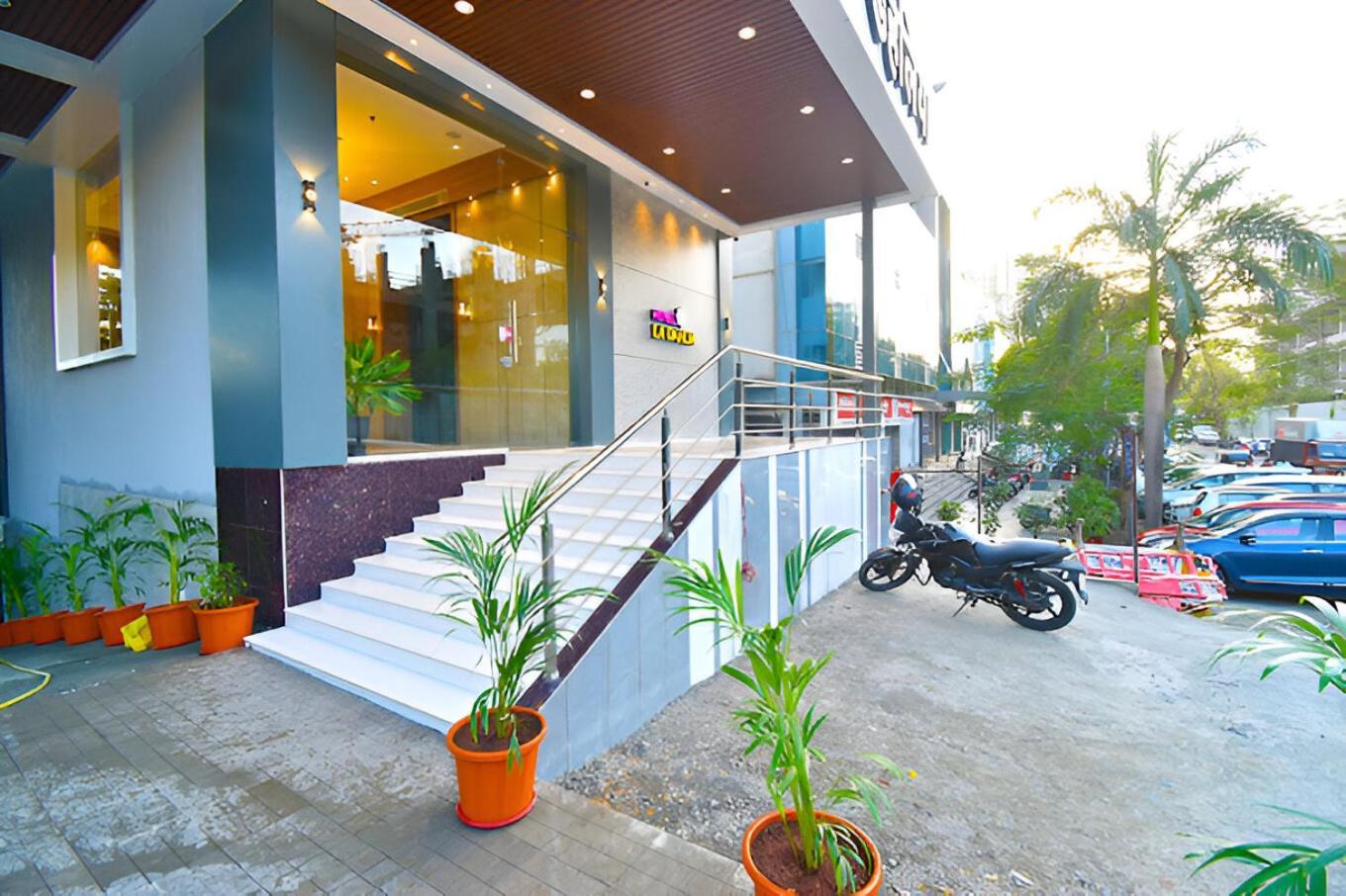 Glitz Hotels La Dahlia - Premium Thane Exterior photo