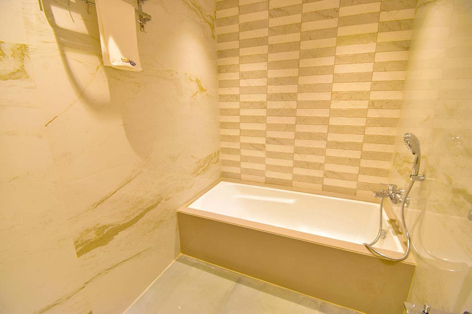 Glitz Hotels La Dahlia - Premium Thane Exterior photo